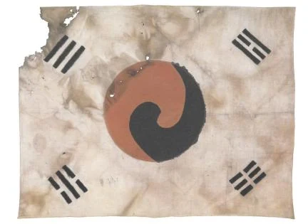 진관사 태극기 실물 — 일장기 위에 먹으로 태극과 4괘를 덧그린 형태